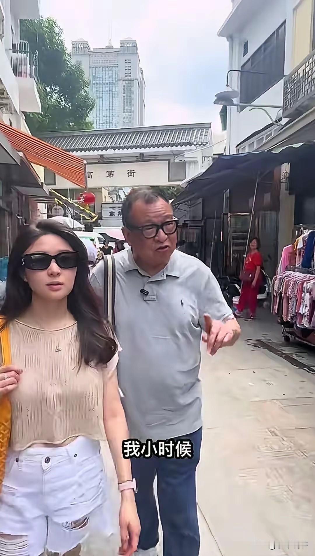 在生命倒计时的最后几个月,许绍雄完成了一个中国男人最含蓄的浪漫。许绍雄六月份带