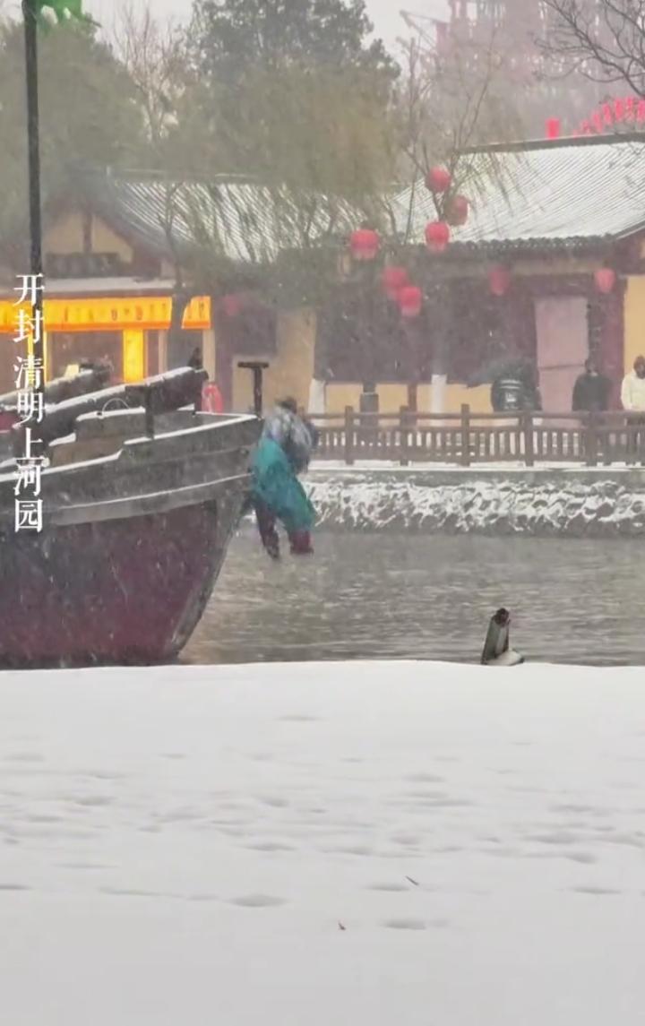 大雪纷飞的河南景区，演出居然不停！里面的演员那投入程度，真的让我惊掉下巴！尤