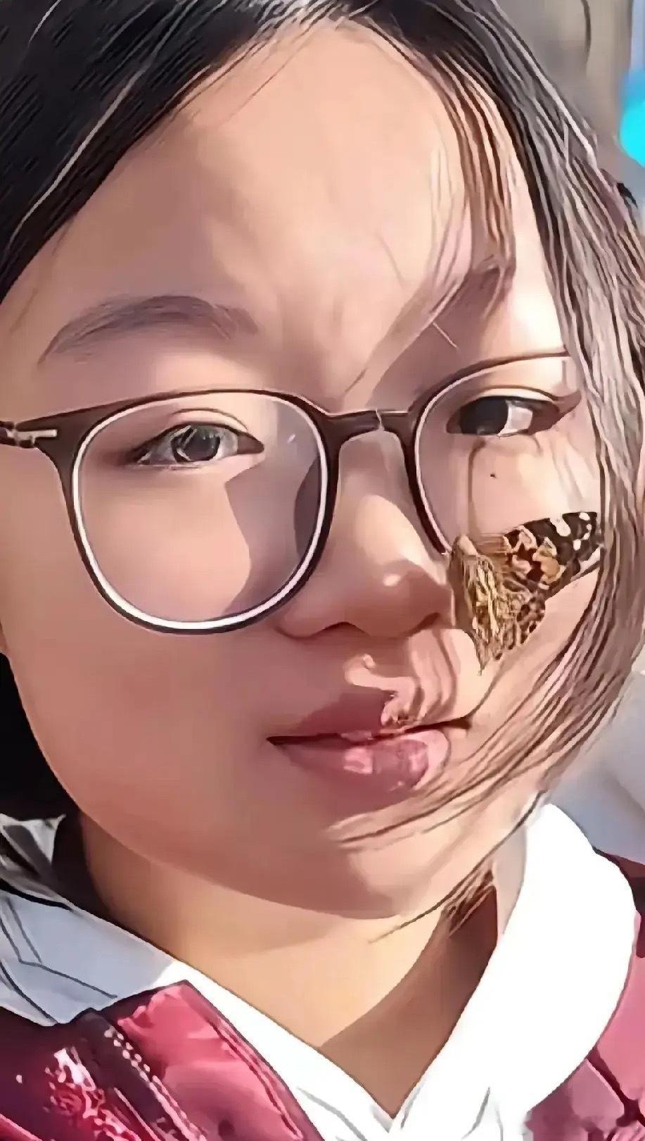 泪目了，女儿在学校举行成人礼时，突然一只蝴蝶飞到她鼻尖上，女儿问妈妈？是不是离世