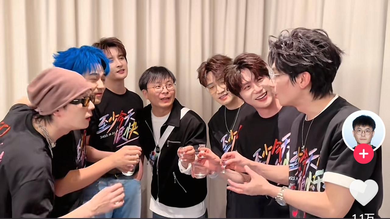 大林林演唱会后与哥几个喝🍸庆功！还是陈楚生点子多，碰个杯还耍个花样，哥几个好