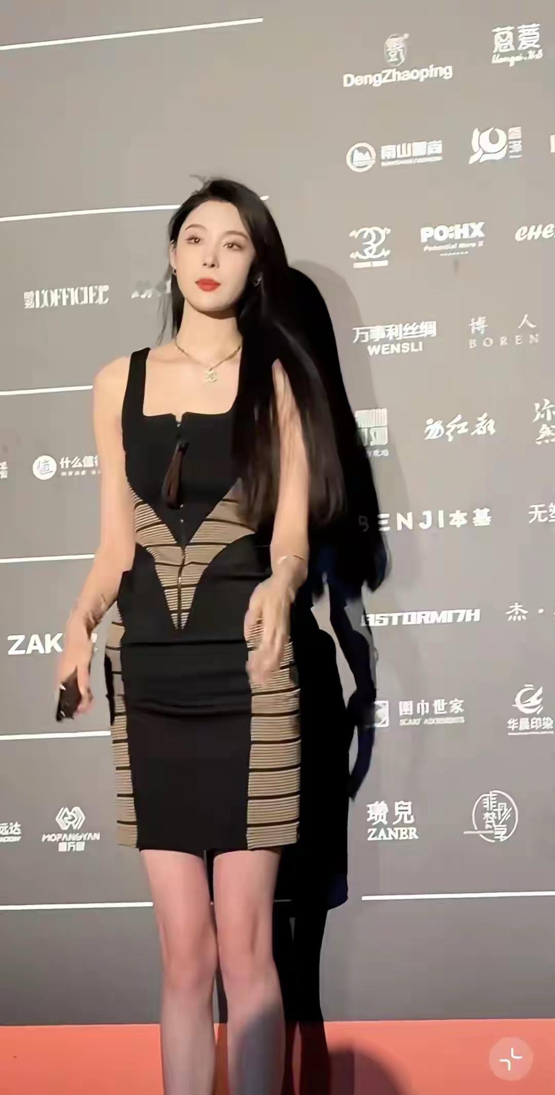 模特张京出席活动摆拍