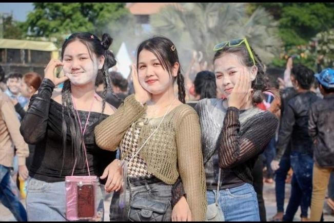 柬埔寨美女们笑了，笑容里满带狐疑，他们的脑海里永远不敢相信：我们在柬埔寨工资就八