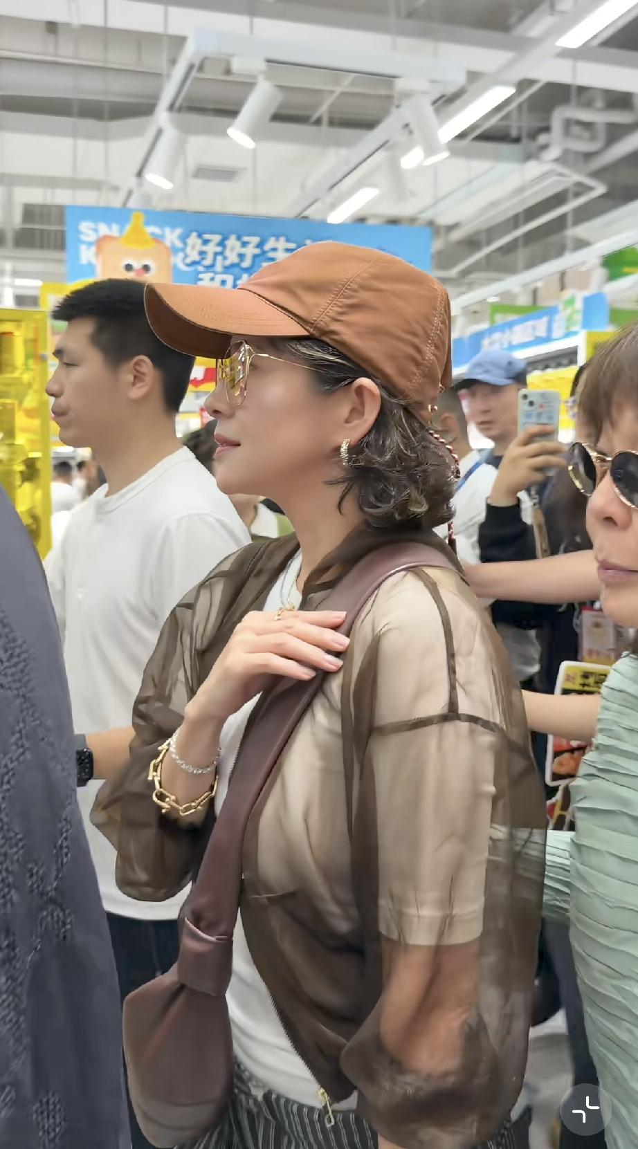 5月25日，章子怡在长沙逛零食超市被偶遇，路人镜头下老了，有种老太太的即视感了，