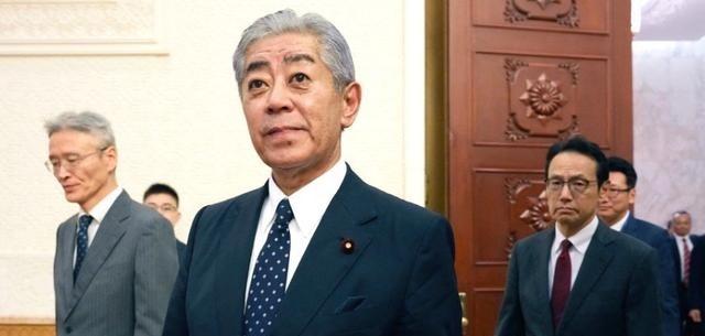 日本政坛元老岩屋毅访华回国后“反手一击”，直接把首相高市早苗逼到了墙角：中日关系