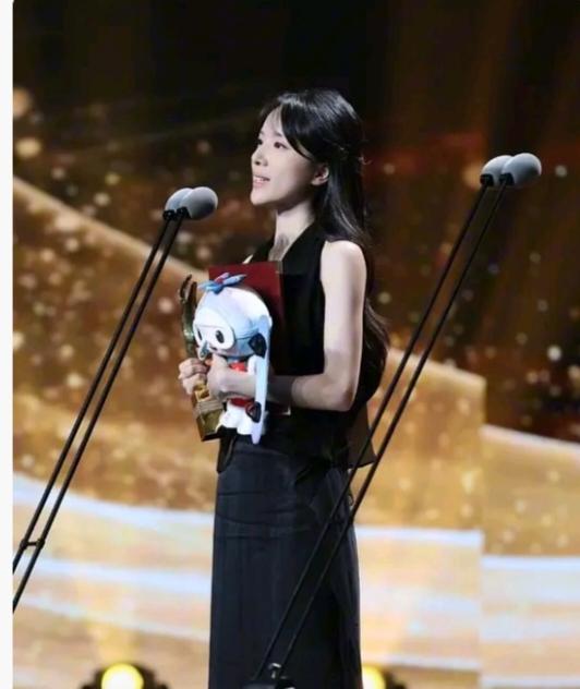 两广这次赢麻了，21届金鹿奖两个影帝一个影后都来自于两广。金鹿奖影后：李思潼，