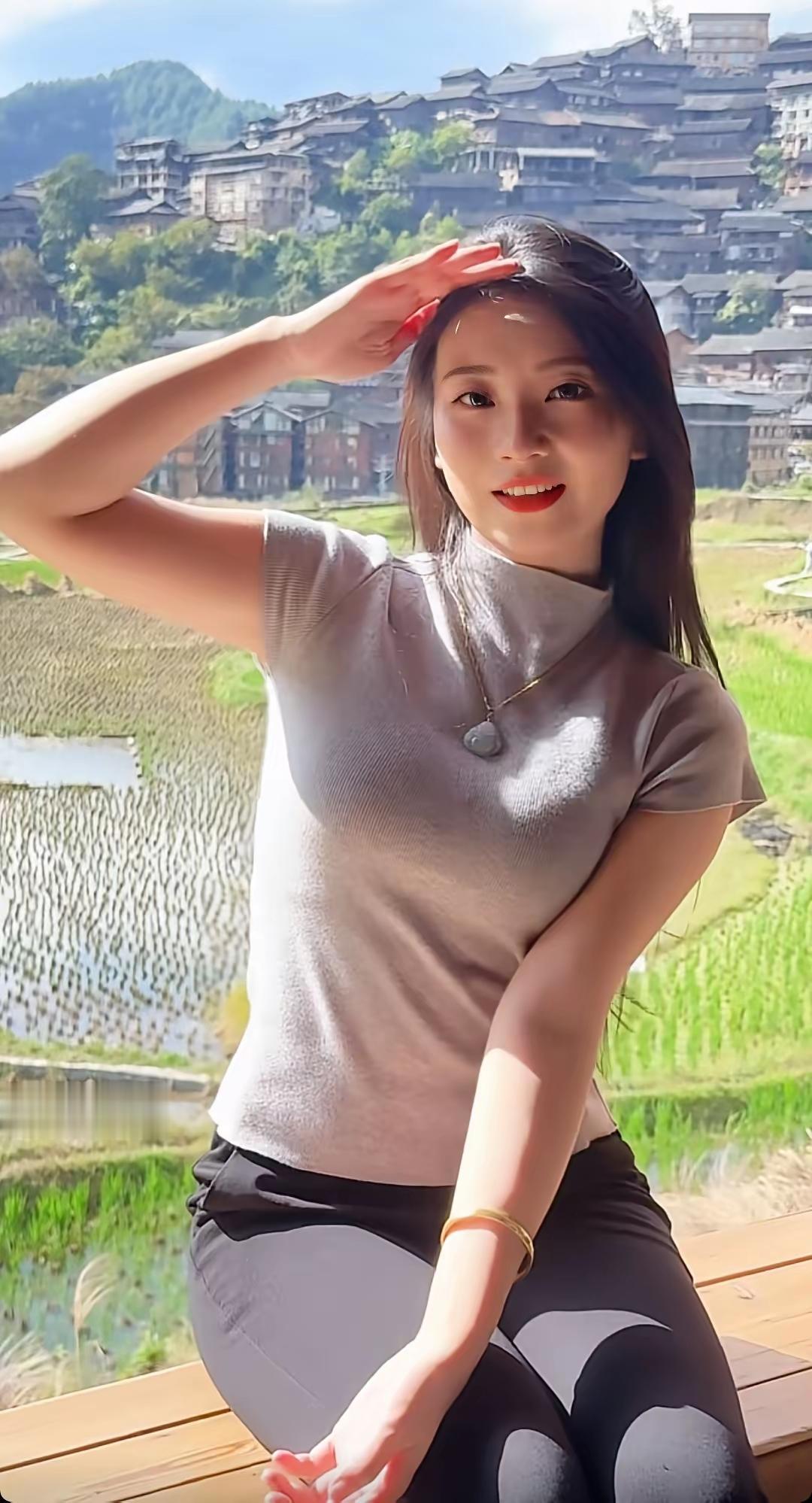 我家住在大山脚下，整座山被浓浓的绿意包裹，生机勃勃，仿佛是大自然最有活力的模样；