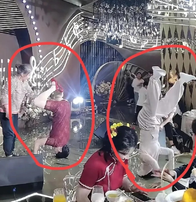 穿着酒红色短旗袍的喜婆婆，想在儿子的婚礼上出风头，结果出了个洋相！婆婆非要表演她
