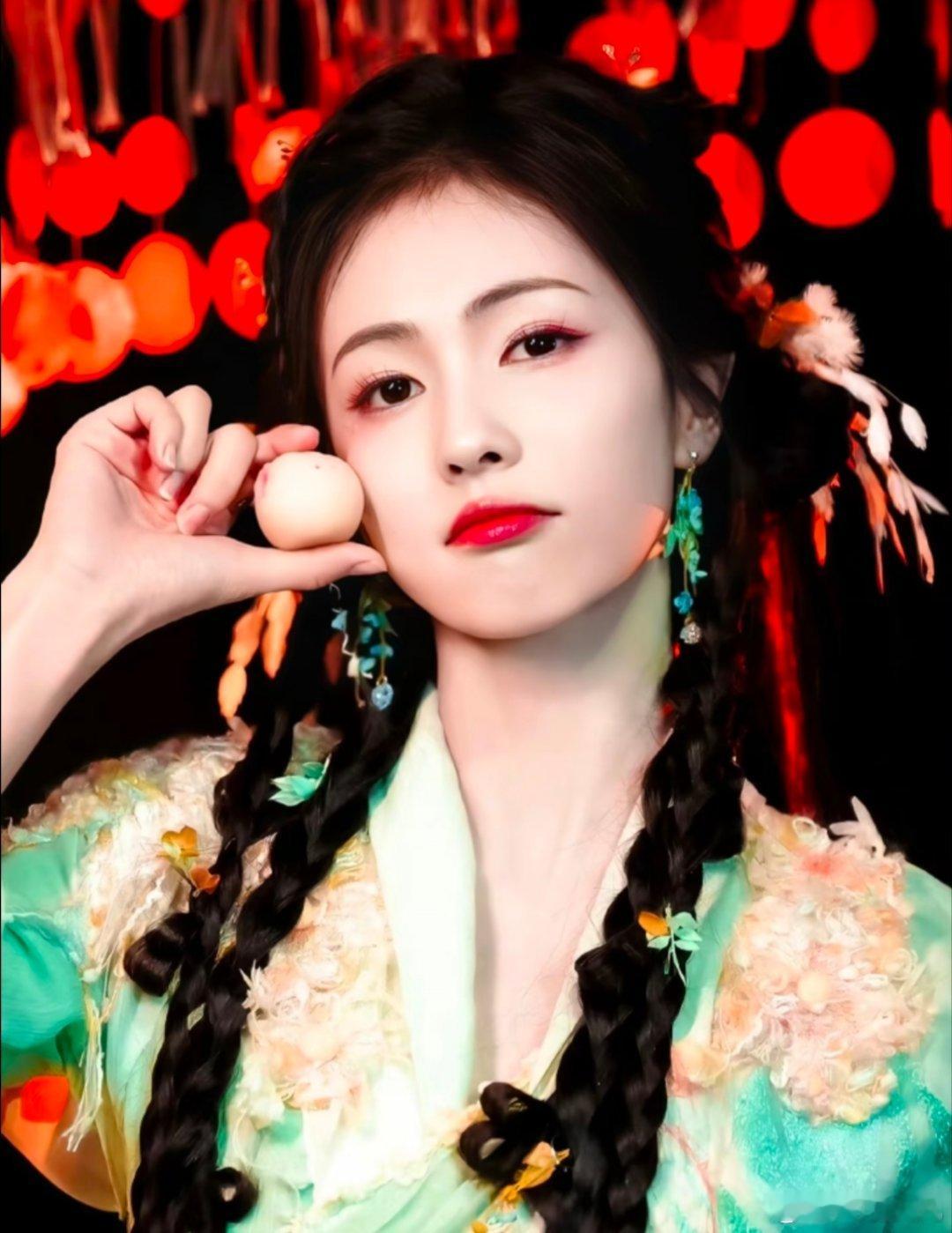 1.肖战超爱拼拼图，以前就喜欢挑战复杂款，现在私下一有空还会沉浸式拼半天。2.孟