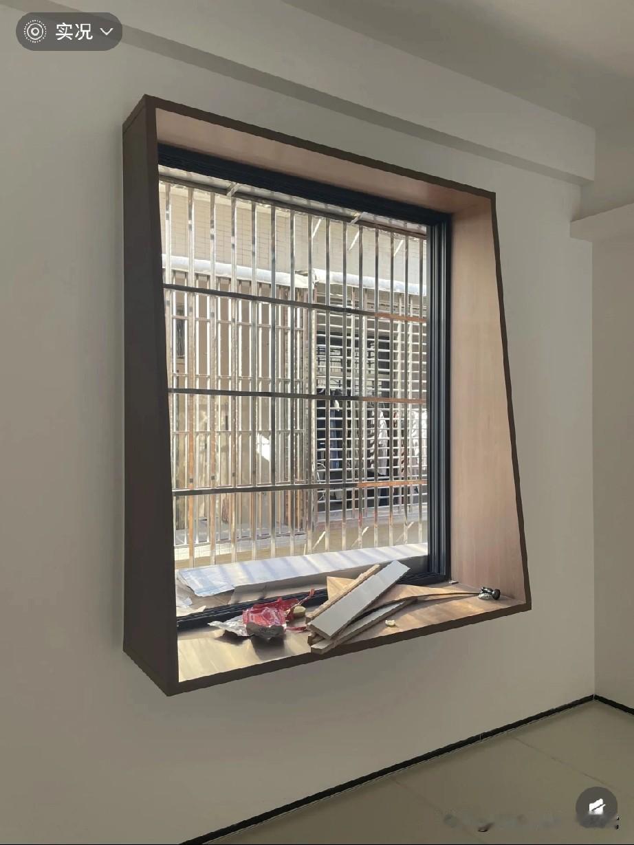 这门窗设计直接给我看懵了——好好的窗户硬凹成“斜角陷阱”，窗台上堆个东西都得