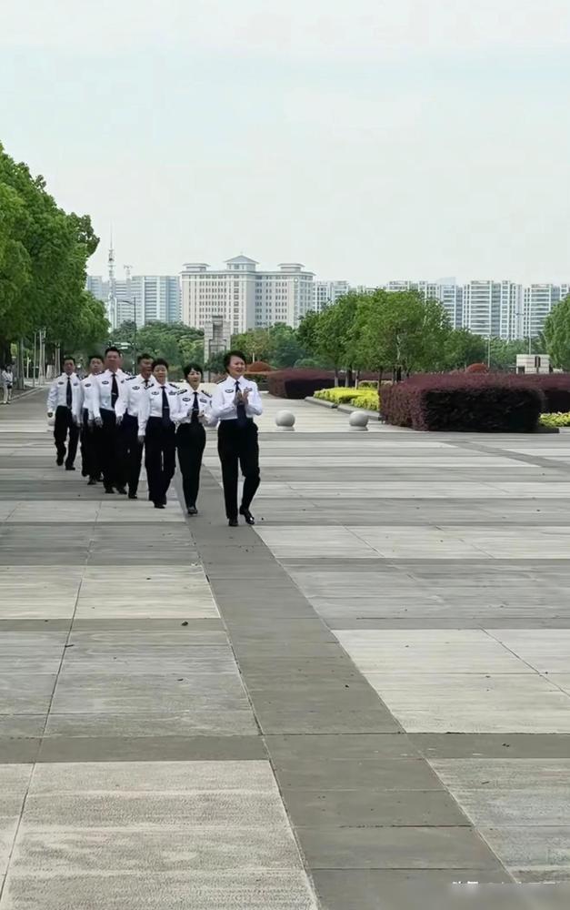 来自白衬衫的压迫感：毕业季合影环节江苏省公安厅党委委员、江苏省警官学院党委书