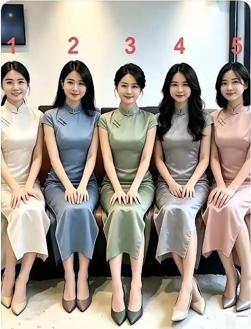 这五个美女里，我就看中了3号美女，她与众不同，独树一帜，身穿浅绿色旗袍，很衬她的