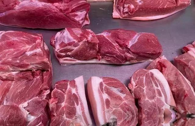 最近猪肉市场怪象频出，真让人摸不着头脑。2026年5月，猪肉价格跌得厉害，全国农