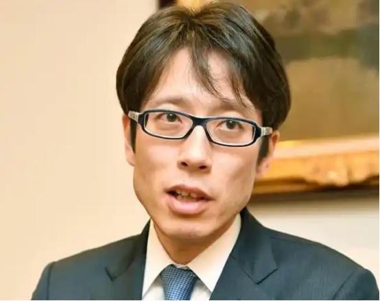 日本明治天皇的玄孙、极端右翼代表人士竹田恒泰发声了！ 他上了一档收视率很高的