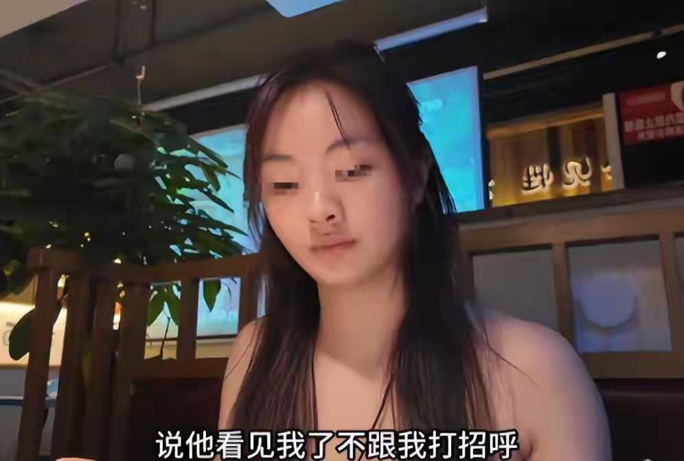 很多人下意识把包厢里的黄总和水浒里的高衙内联想到了一起，隔着包厢，靠着服务员