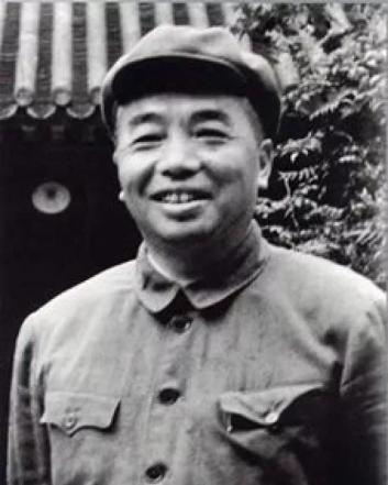 起初，武器装备精良的东北军向陕北红军阵地进攻时异常凶猛，而一向敢打敢拼的彭德怀却