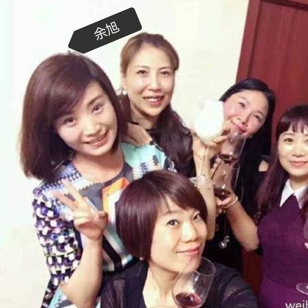 余旭烈士生前，一张罕见的生活照，左侧比出剪刀手的年轻女士就是烈士余旭，其余几位是