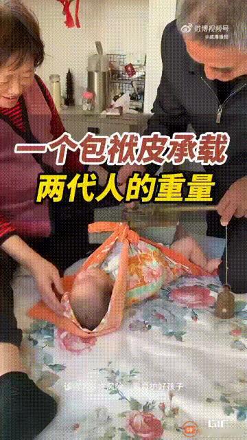 山东威海一名女子回老家时，突然心血来潮想称一下两个月大宝宝的体重，但家里没有合适