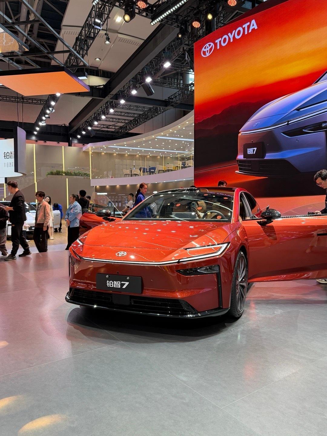 广州车展铂智7展台前面，热度上真的很高，展台前的人流已经挤到需要侧身通过了，还看
