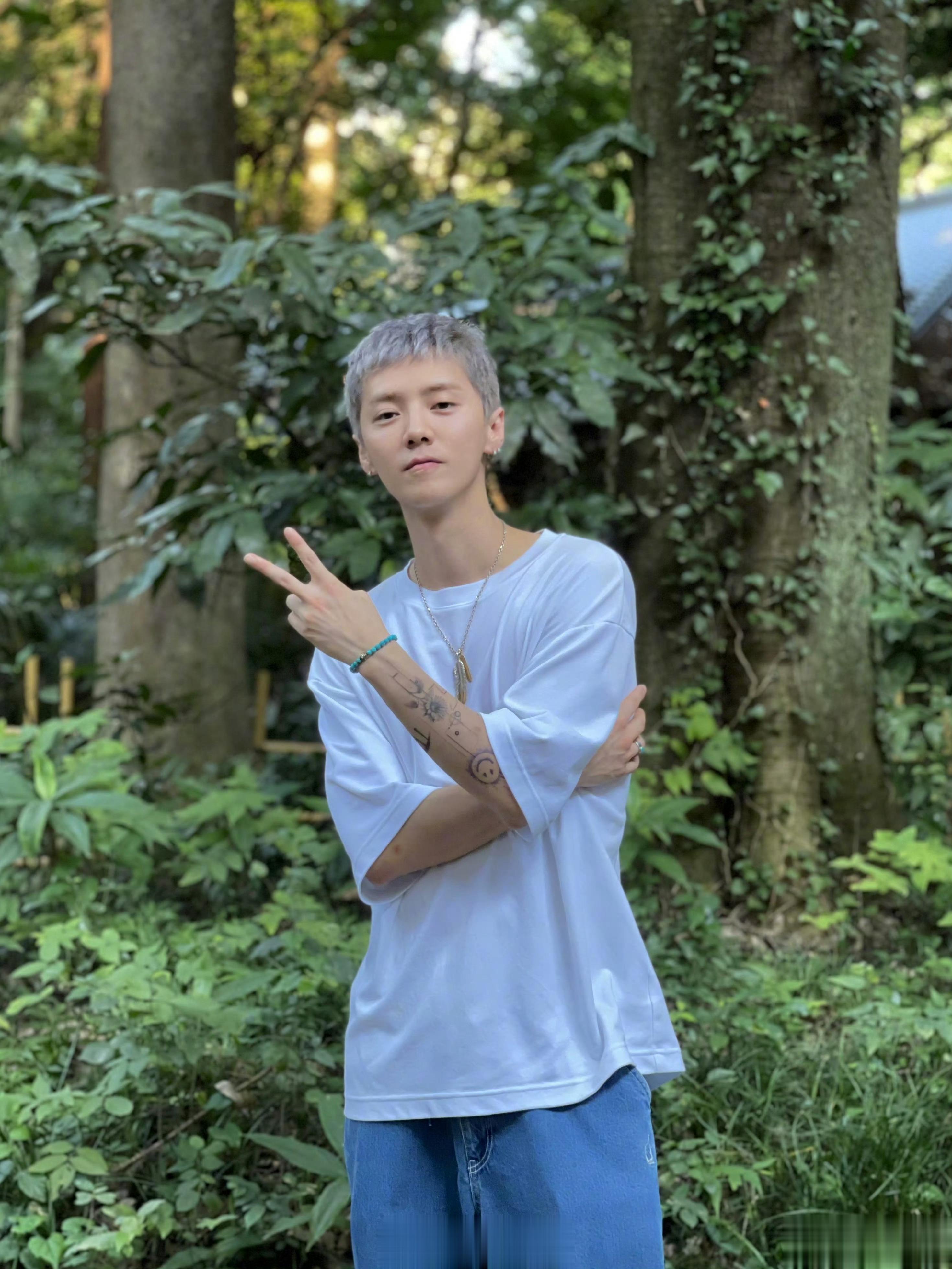 这个居然是鹿晗？没有唇彩，没有眼影，没有长发，没有耳钉，我都差点没认出来。