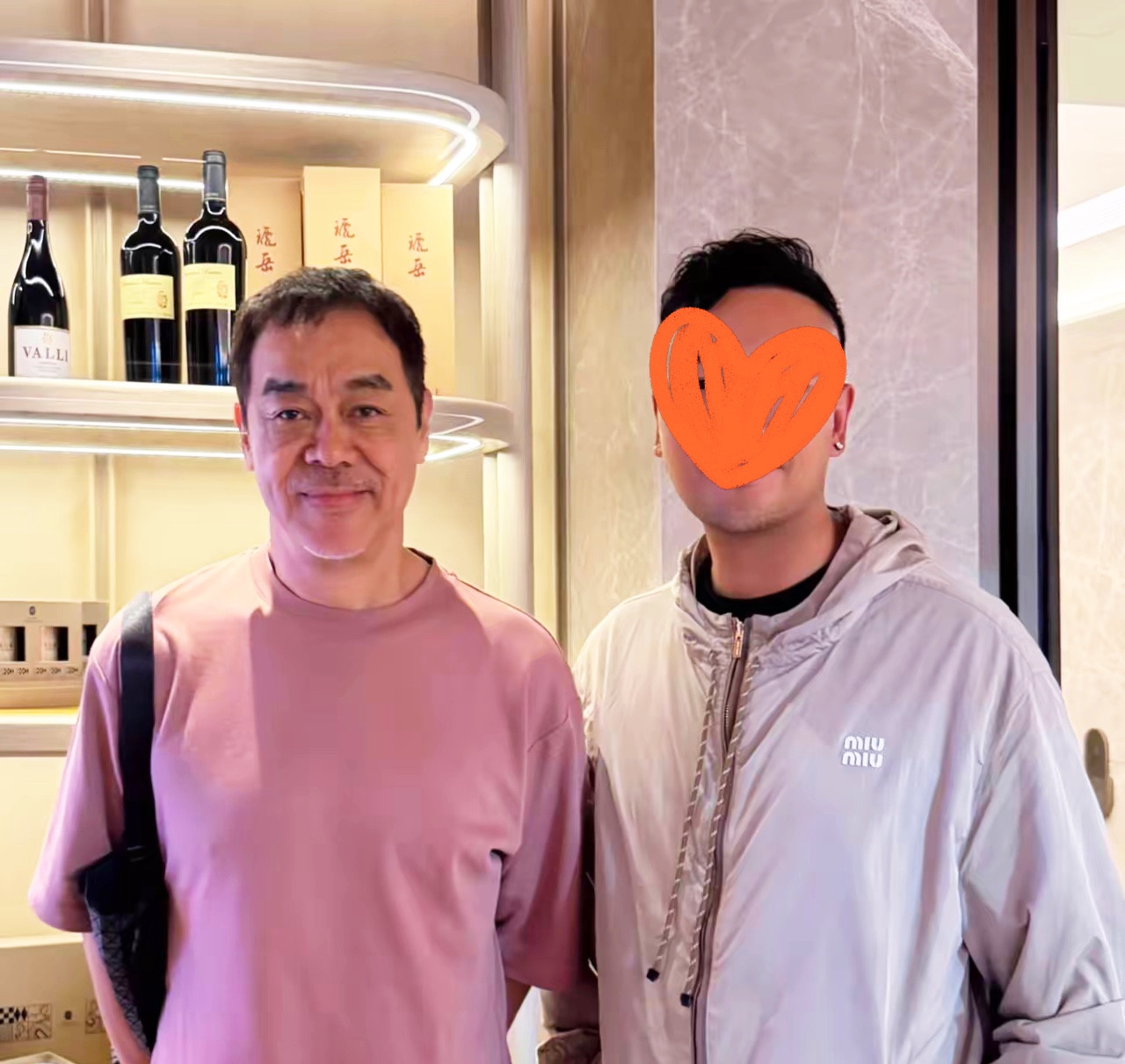 有网友在香港跑马地高级餐厅偶遇62岁的刘青云出来吃饭。一身简单休闲装束，背着帆布包，全程素面，没有半