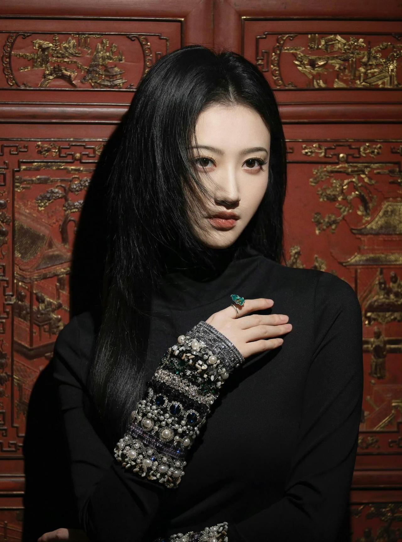 景甜穿旗袍，将中式风情与现代审美完美融合。