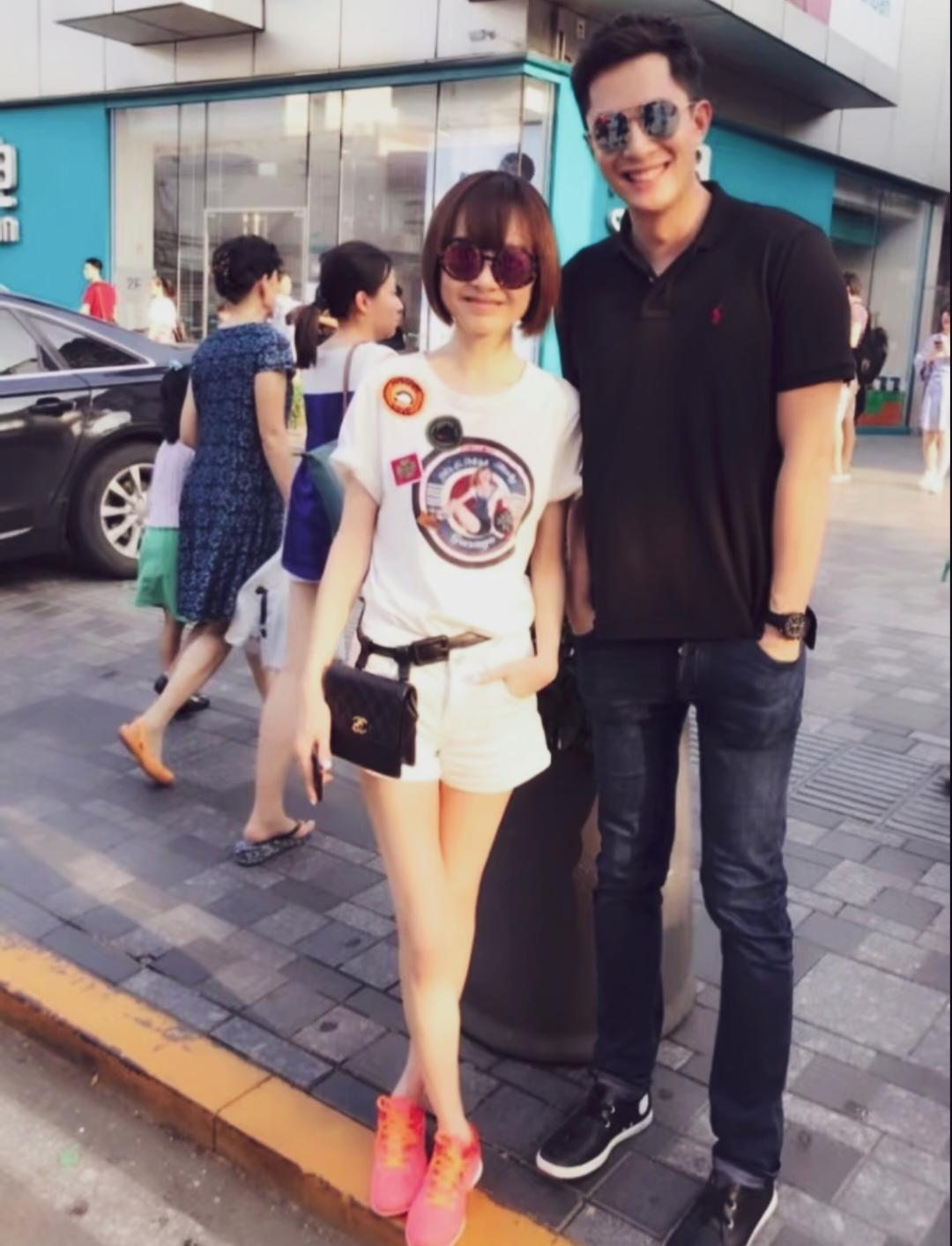 陈鲁豫齐刘海波波短发，休闲T恤+短裤配粉色运动鞋，身形纤细如少女！陈鲁豫
