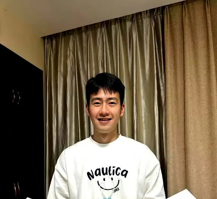 王昶7号晚上晒出自己过生日的照片，简简单单，看窗帘和柜子，应该是在体总宿舍过的。