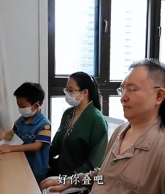 曾被断言生命近尽头的蔡磊，竟坐着轮椅下楼了！国庆见儿子时笑得难得，父子靠镜子互动