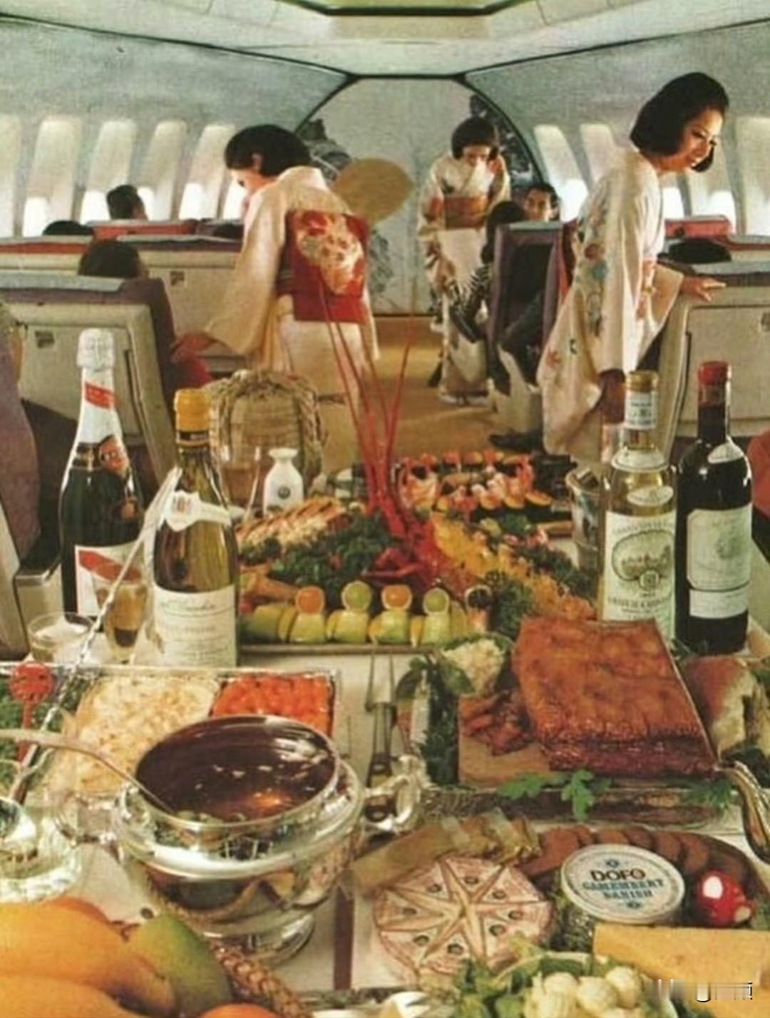 20世纪70年代日本航空（JAL）波音747上的“空中盛宴”，堪称航空黄金时代的