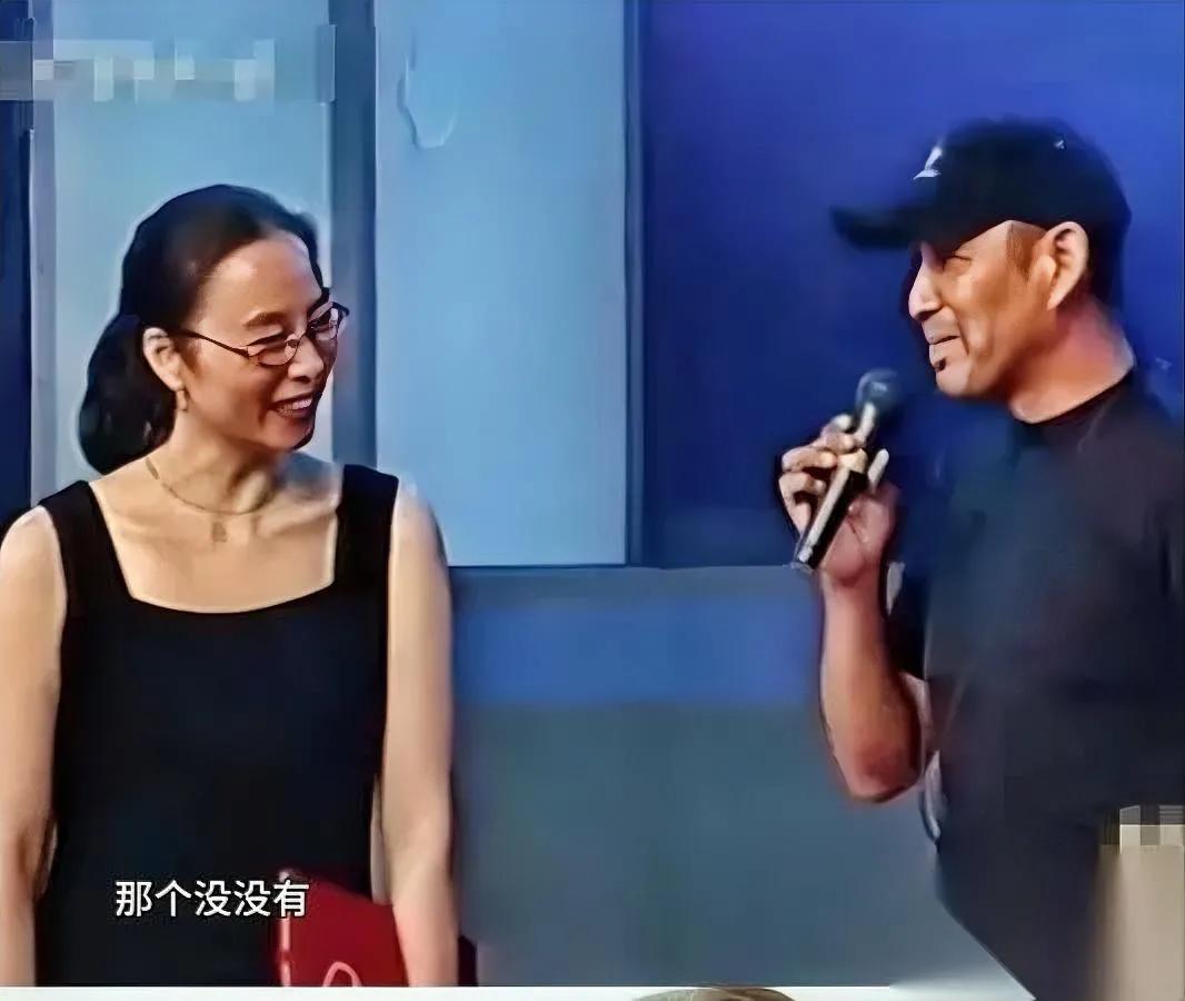 2001华表奖那天陈道明拿话筒的手僵了十几秒——倪萍笑着抛过来的问题