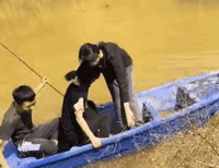 但凡有一个人有点平衡能力，这船就翻不了。