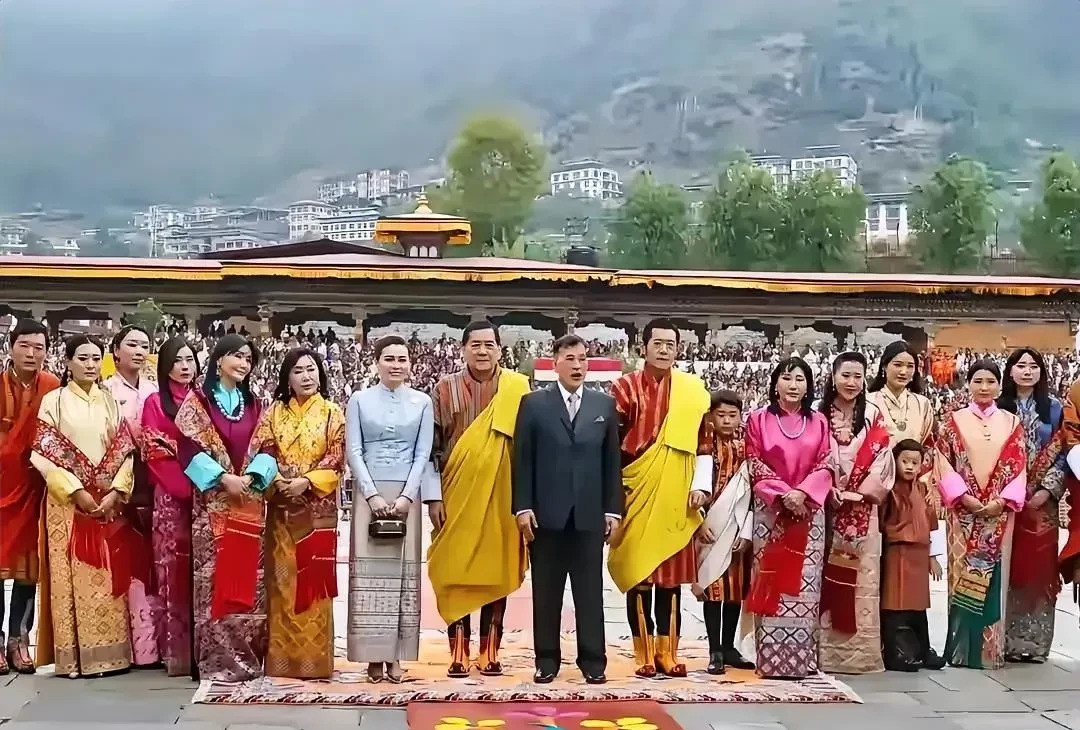 泰国国王合影C位霸气十足哎呦喂，您瞧瞧这张照片！泰国国王