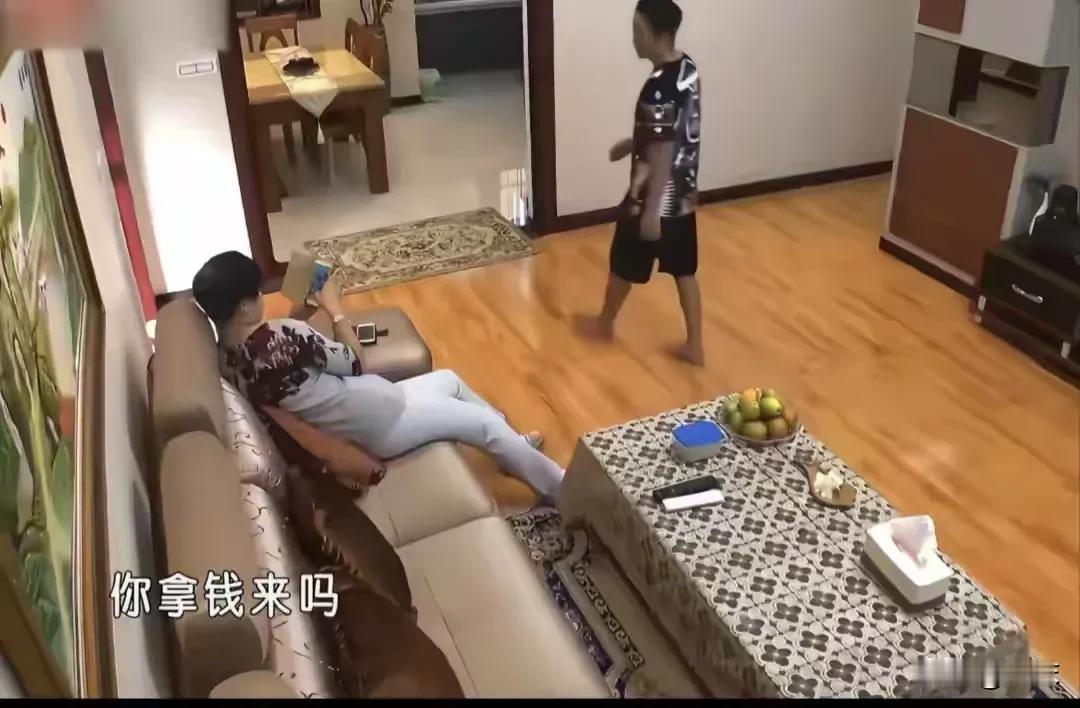 邹市明来到丈母娘家看见屋里新贴了壁纸他笑着问了句妈，这壁纸不便宜吧？