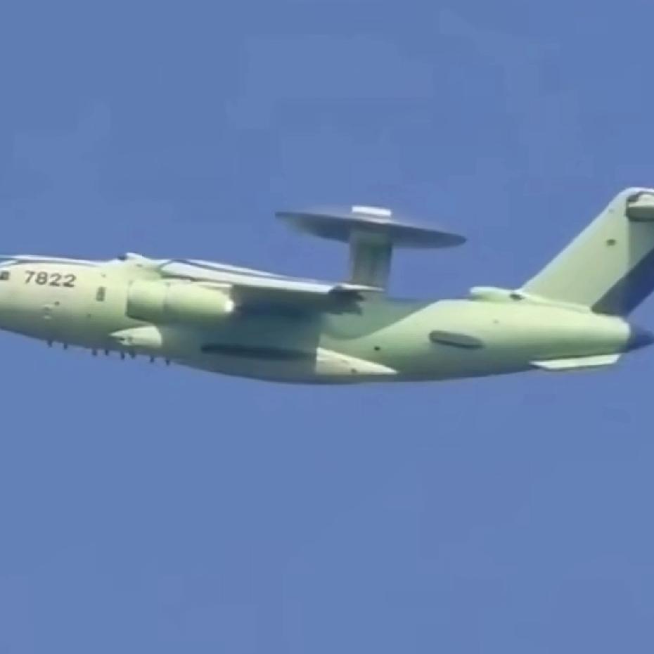 空警-3000，机腹下面好多天线啊！运-20这个运输机的平台，目前已经开发出了