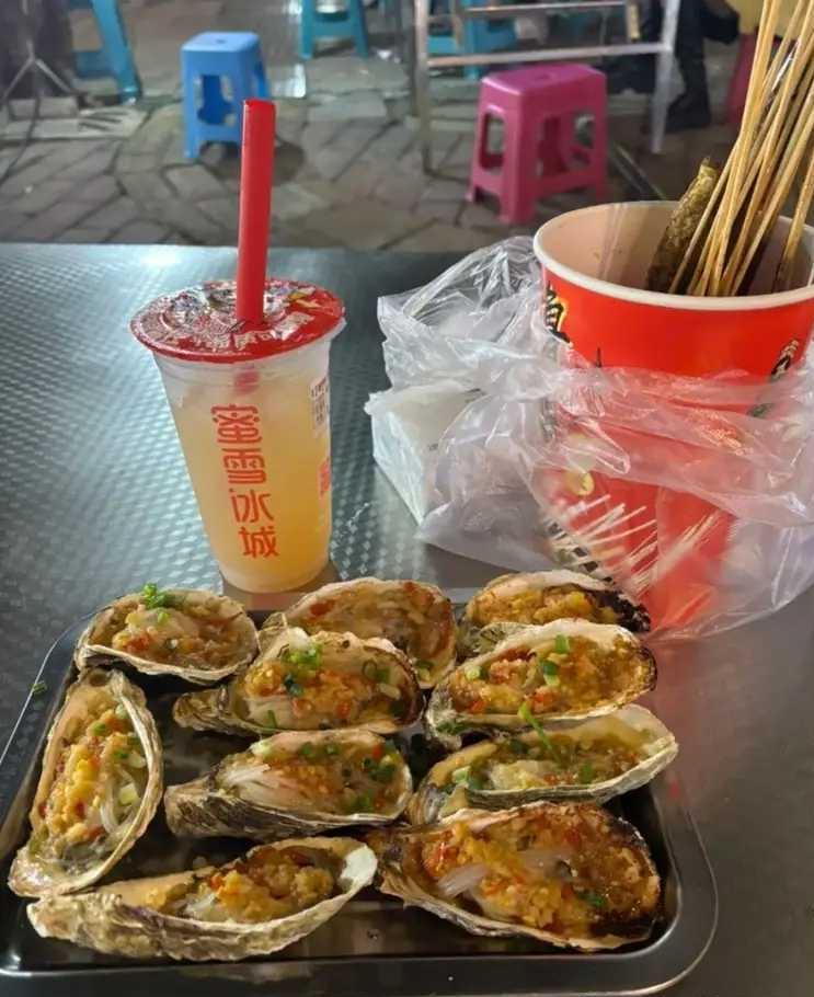 小明爱吃。凡是好吃的食物，他不吃进嘴里就不舒服。这不，昨晚周末，晚饭过后，他