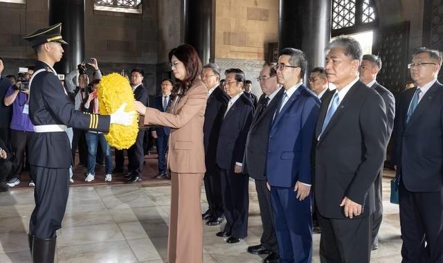 估计很多人都不明白：郑丽文本来先落地的上海，下了飞机就去了南京，然后又从南京返回