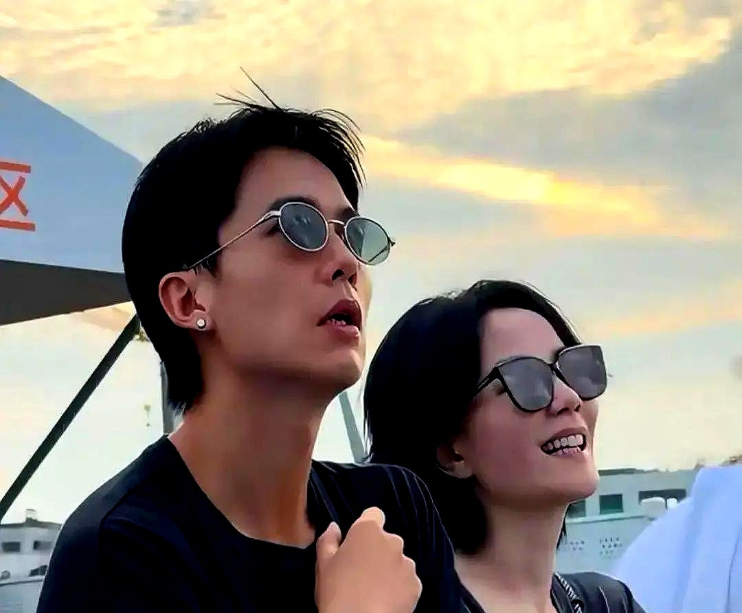飞机还没起飞，争议先落地。李亚鹏带两个女儿同航班，李嫣坐头等，窦靖童在经济舱，三天骂声绕网一圈，媒体