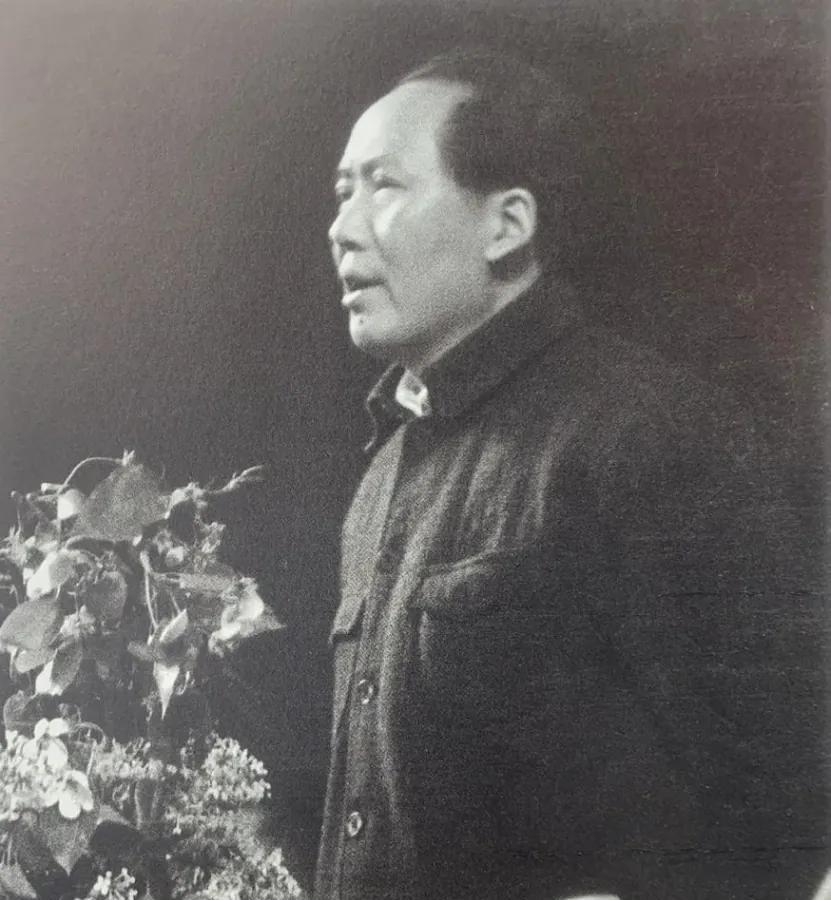 1972年年初，艘美国核潜艇，借着商船屁股当挡箭牌，偷偷摸摸闯入琼州海峡，试图试