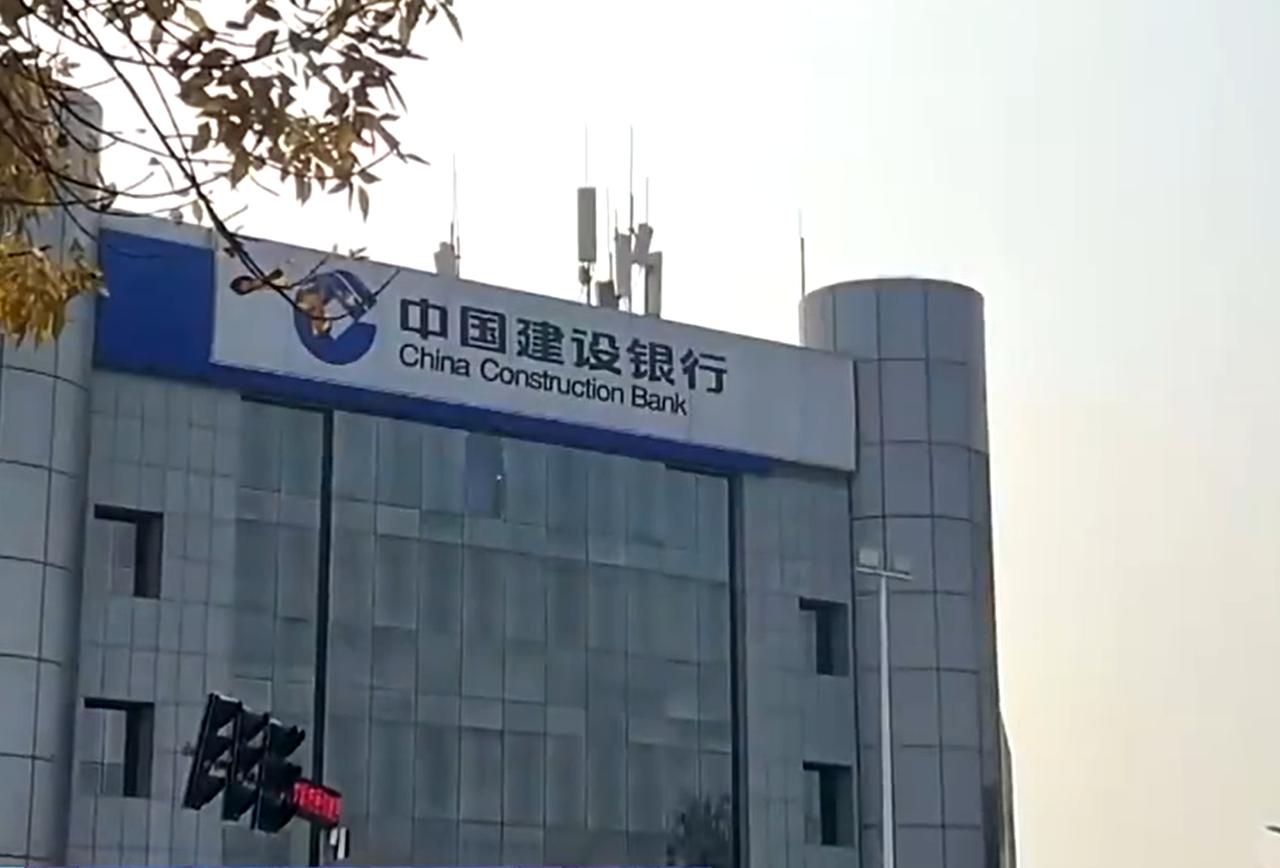 近日，一名律师在银行提取4万元遭详细盘问后报警，事件引发广泛讨论。这起纠纷折射出