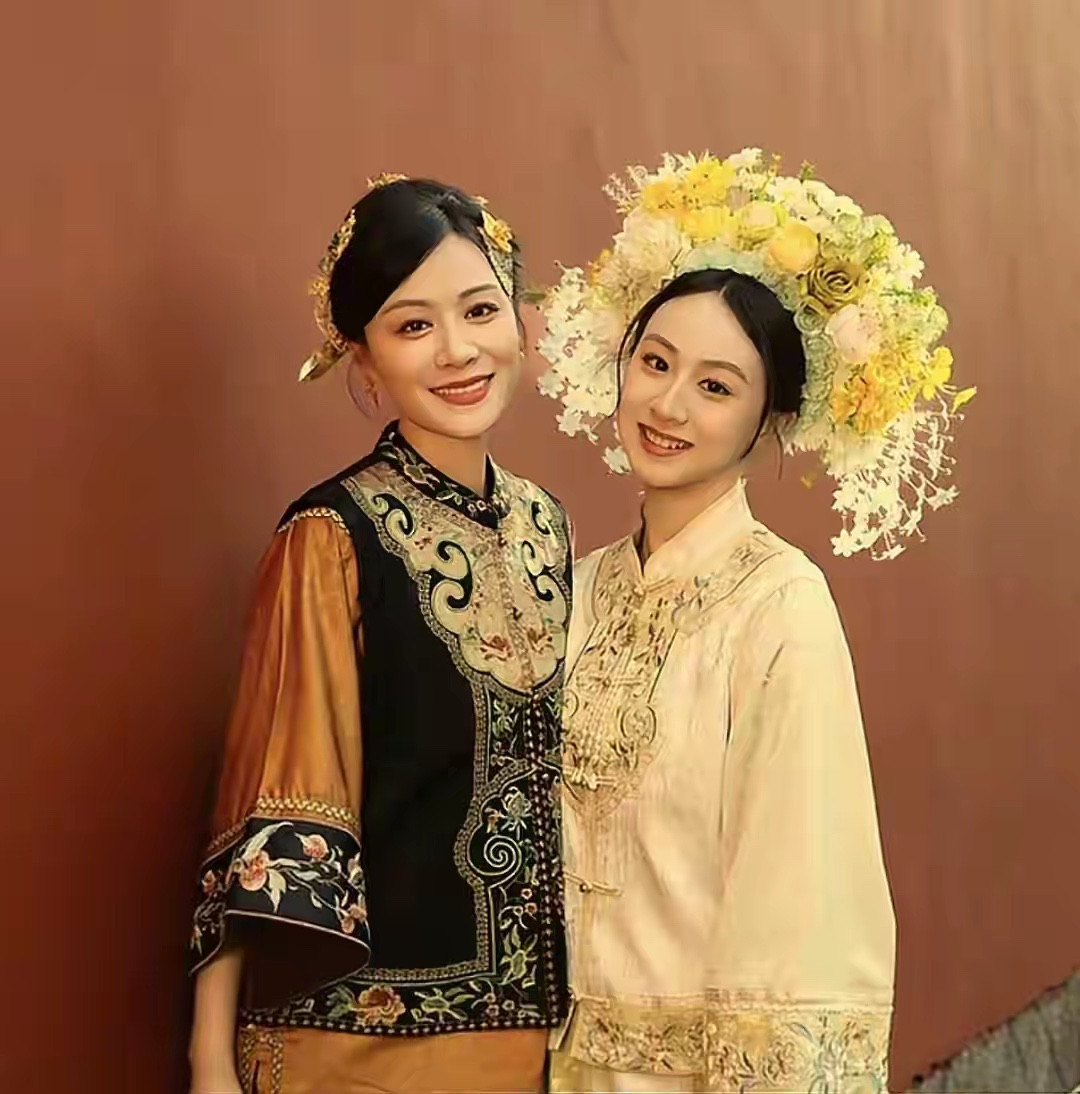 17岁森碟簪花照一出，叶一茜这次终于不是“最忙妈妈”，是养眼闺蜜款叶一茜晒出和森碟簪花同框，小姑娘1