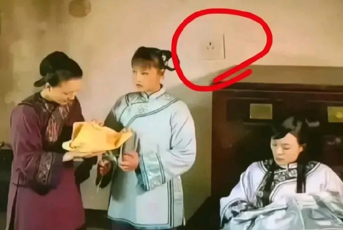以为是穿帮，没想到只是网友投屏墙上的插座