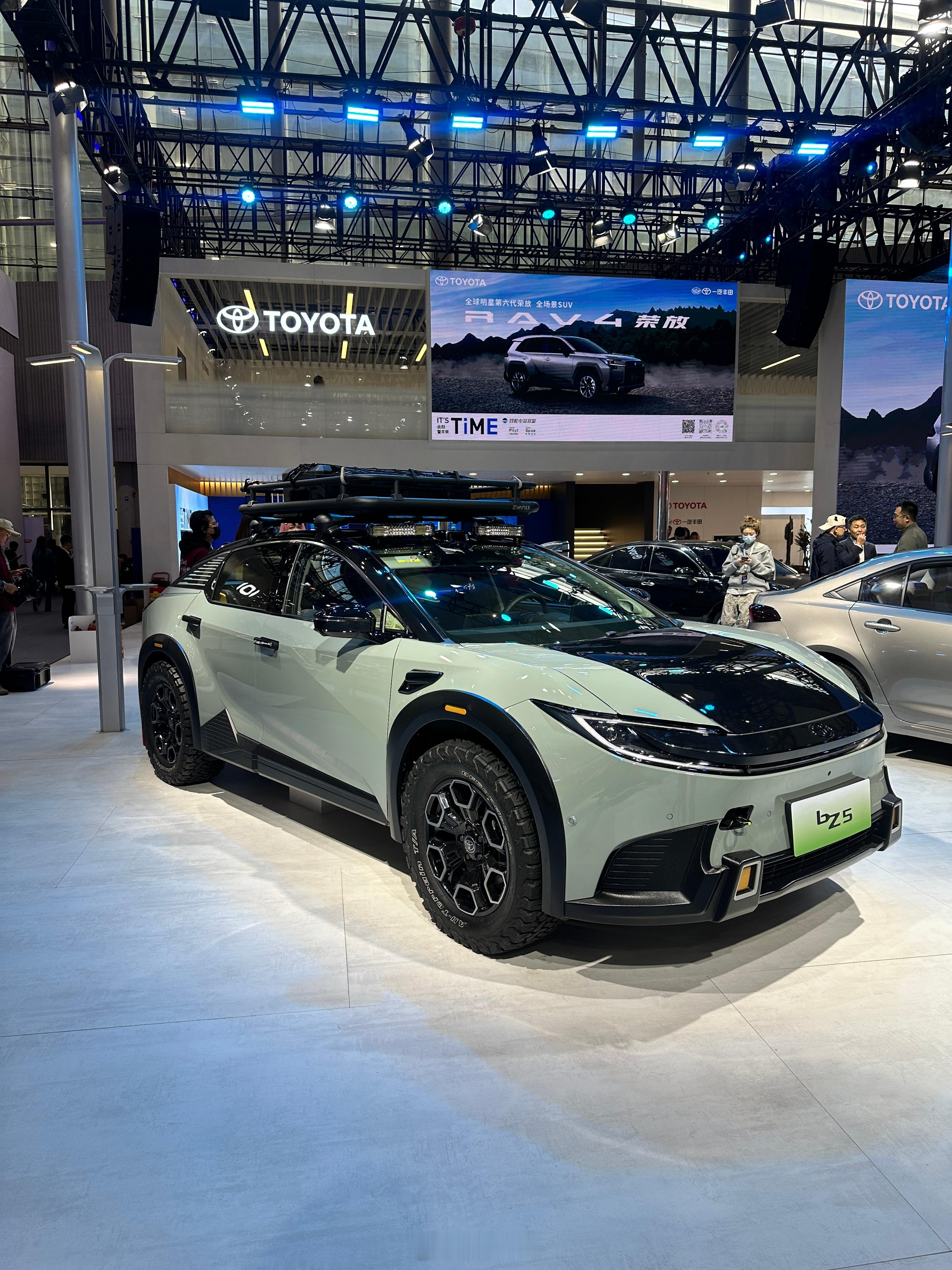 一丰展台这台BZ5改得确实很有风格！学习了