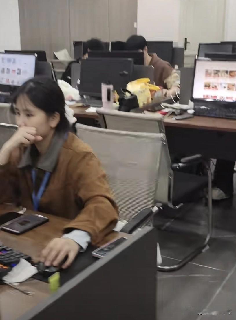 下午大家都在埋头工作，突然听见技术支持那边有人大喊：王xx，你能不能别在工位上剪