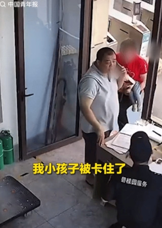 “生死两分钟！”广东佛山，一幼童喉咙被糖果卡住，小脸憋得青白，发不出任何声音。妈