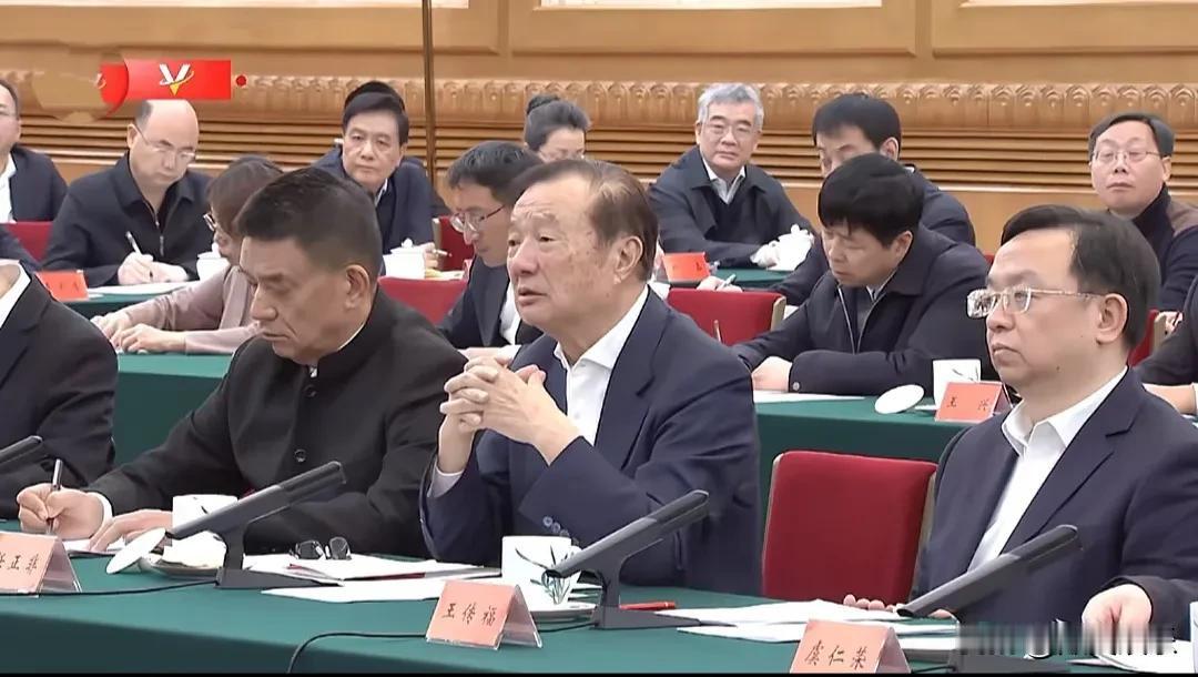 任正非不愧是见过大场面的！发言时，昂首挺胸，根本不用看稿件，反观王传福、王兴兴、