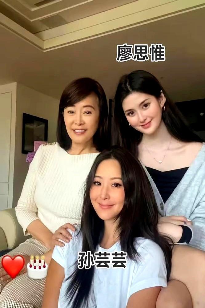 别老羡慕孙芸芸的“冻龄脸”了，觉得是钱堆出来的？其实没那么简单。她47岁了，