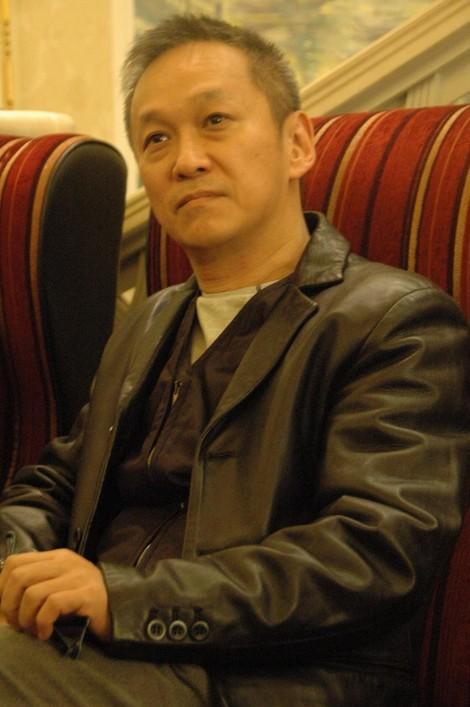 1982年，成龙以50万的年薪请陈德森当他的司机，但四年后陈德森却说:“大哥，我