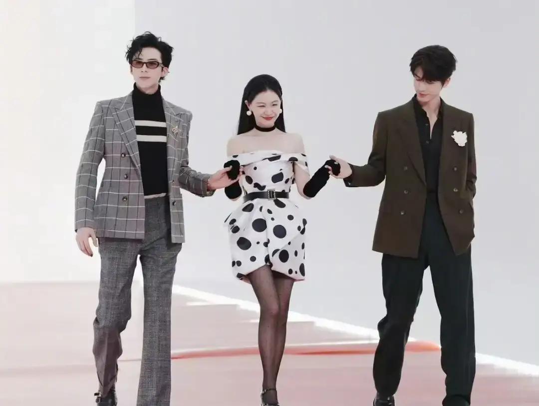 矮个子走红毯，秘诀是别“只”穿高跟鞋。昨天腾讯红毯，158cm的金靖站在1