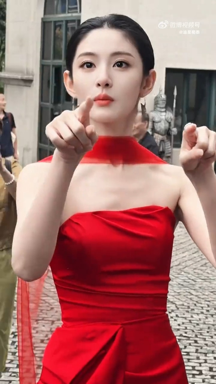 赵晴红裙出妆终于懂什么叫人间富贵花！赵晴这套无效娇养红裙造型，缎面面料质感高级