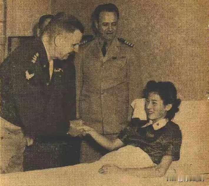 1945年抗战快要迎来全面胜利，军统负责人戴笠带着中美合作所美方军官去往医院探望